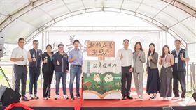 永鴻國際生技（6936）預計明年第一季掛牌上市，近日響應台北市政府政策，參與全台首例「與美堤有約」狗公園認養典禮。（圖／永鴻生技提供）