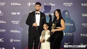 ▲2024中職頒獎典禮，統一獅洋投勝騎士與家人留在台灣參加盛典。（圖／記者張沛嘉攝影）