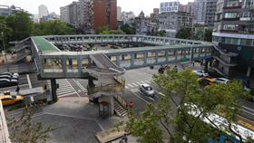 北市和平新生天橋（2）台北市政府預計11月底前完成和平新生天橋拆除，保留派民眾組成的「守護和平新生天橋」團體4日抗議市府無預警拆除天橋。圖為北市和平新生天橋一景。中央社記者謝佳璋攝  113年11月4日