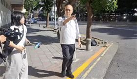 ▲柯文哲買下的4300萬商辦承租戶桂焌傑現身廉政署作證。（圖／翻攝畫面）