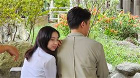 林玉書（左）依偎李唯楓（圖／小公視提供）