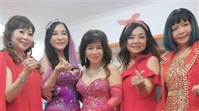 歌后曹雨婷（左四）帶來精彩表演（圖／翻攝自劉明珠臉書）