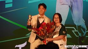▲2024中職頒獎典禮，台鋼雄鷹曾子祐拿下新人王。（圖／記者張沛嘉攝影）