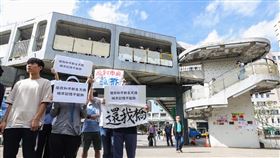 北市和平新生天橋封閉待拆  民團抗議（3）台北市和平新生天橋4日起封閉待拆，民團「守護和平新生天橋」上午舉行記者會，呼籲市長蔣萬安重視當地居民意見，保障天橋對使用者的安全性、記憶性及文化地景的意義。中央社記者謝佳璋攝  113年11月4日