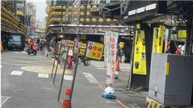 基隆愛四路夜市出現整排鐵柱，上面還設置招牌燈。（圖／擷取自Facebook／基隆人日常）