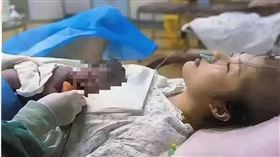 30多歲的母親生下了寶寶。（圖／翻攝畫面）