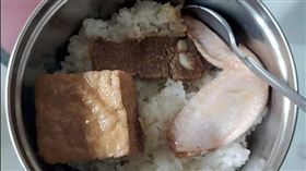 有人在臉書社團爆系知識家PO出一張放著生雞翅的便當照。（圖／翻攝自爆系知識家臉書）