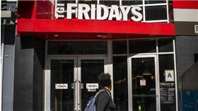 美國連鎖餐飲品牌TGI Friday’s面臨長期財務虧損，美國總部正式向德州法院提出破產保護。（圖／法新社/達志影像）