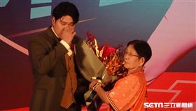 ▲2024中職頒獎典禮，統一獅古林睿煬跟阿嬤擁抱。（圖／記者張沛嘉攝影）