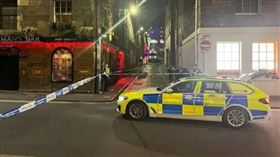 萬聖節前往主題酒吧狂歡！他在路邊撿起「掉落人頭」　結果是真貨