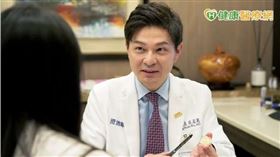 民眾千萬不要誤信，白內障是一種不可逆的變化，以目前的醫療技術來說，還沒有藥物可以消除白內障，手術才是唯一能解決白內障的方法。