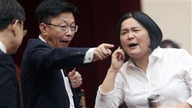 立院財委會排審財劃法修法草案（3）立法院財政委員會4日審查財政收支劃分法部分條文修正草案等案，民進黨立委郭國文（右2）與國民黨籍召委陳玉珍（右）在會議中因發言時間及議事程序問題爆發激烈口角。中央社記者郭日曉攝  113年11月4日
