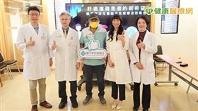 臺中榮總為肝癌復發患者進行載藥微球栓塞結合免疫療法，目前患者處於完全治癒狀態。（左至右：腸胃肝膽科蔡炘儒醫師、傅雲慶副院長、病患陳先生、介入性診療放射科張碧倚主任、影像醫學部陳詩華主任）