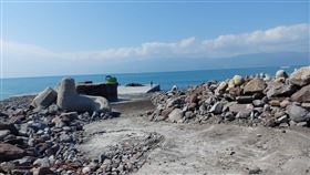 颱風康芮重創龜山島（1）颱風康芮日前帶來強風豪雨，龜山島上廁所大門被吹掉，滿目瘡痍。（交通部觀光局東北角暨宜蘭海岸國家風景區管理處提供）中央社記者沈如峰宜蘭縣傳真  113年11月4日
