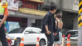 路上有個穿著露背裝的刺青辣妹，吸引到柯汶利的目光。（圖／本刊攝影組）