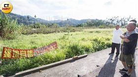 世居台中市和平區務農者張演良（右）看著鄰地感嘆，僅因鄰居具原民血統，便可享有土地所有權與領取禁伐補償，一旦缺錢還可賣地牟利，反觀自己不僅沒有土地所有權，還被原民地主告到必須頻頻跑法院。（圖／黃威彬攝）
