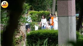 賈靜雯、修杰楷帶著女兒們以及楊銘威、方志友一家到親子公園玩。（圖／本刊攝影組）