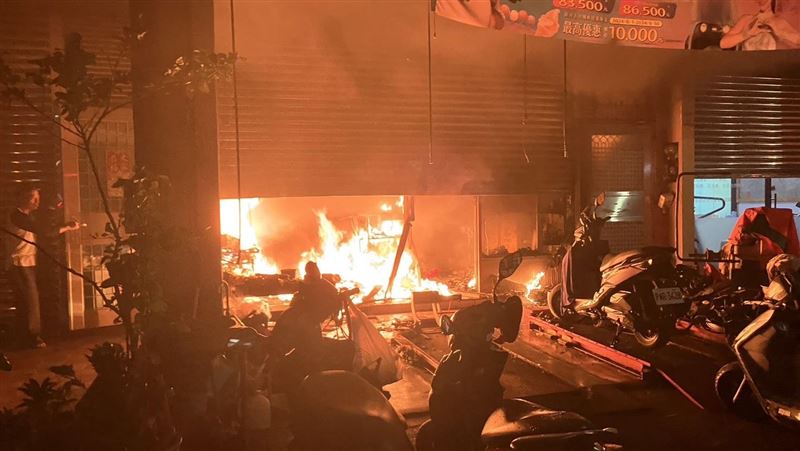 宜蘭機車行暗夜大火　3人受困躲陽台求救