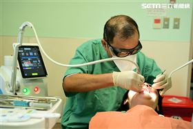 為增異性緣矯正牙齒 正妹1動作險毀全口牙（圖／翻攝畫面）