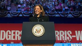 民主黨候選人、現任副總統賀錦麗能否當選，端看「畏懼」川普重返白宮的力量，能否催出關鍵選民票投她。（圖／翻攝自賀錦麗臉書）