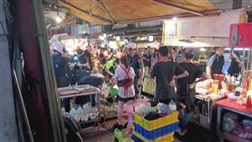 基隆廟口夜市昨（4日）晚間發生一起持刀傷人事件，一名少年逛夜市時，突遭仇家持刀從後方攻擊，少年臀部被刺傷濺血倒地，兇嫌犯案後快速逃離現場。警方獲報後已循線逮捕嫌犯，兇嫌稱與被害少年有嫌隙，對方講話很嗆，才會趁機襲擊。