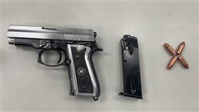 新北員警攔查車輛  查扣改造手槍新北市新莊員警日前攔查違停車輛，在車上查扣改造手槍、彈匣、子彈等，詢後將林姓男子移送檢方偵辦。（翻攝照片）中央社記者王鴻國傳真  113年6月25日