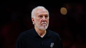 NBA聖安東尼奧馬刺總教練波波維奇（Gregg Popovich）因為健康因素將無限期缺席。（圖／翻攝自X）