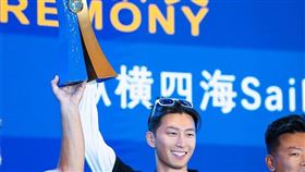 竇驍高舉帆船比賽冠軍獎盃（圖／翻攝娛超人微博）