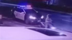 警車在旁...台中2惡煞無視「砸賓士20秒」