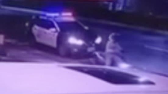 警車在旁...台中2惡煞無視「砸賓士20秒」