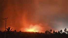 印尼佛羅雷斯島火山持續噴發。（圖／美聯社／達志影像）
