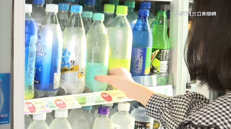 市面上氣泡水總類繁多，售價也越來越親民。（示意圖）