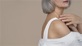 溫差大=肌膚毀滅性衰老！Marie Claire逆齡修復衣擺脫「皺紋加速器」！（業配勿用）