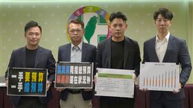 民進黨今(５)日由發言人吳崢、桃園市議員彭俊豪、劉仁照、許家睿共同召開「只顧政爭不顧民生，藍白惡卡總預算——桃園篇」記者會。（圖／民進黨提供)