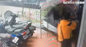 北市公車撞進騎樓，一名送貨員險被撞上。（圖／翻攝畫面）