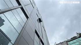 北市16歲少女突從堤頂大道二段某大樓5樓的樓梯間窗戶墜落。（圖／翻攝畫面）