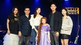 (3).2024喜歡音樂冬季演唱會全場年齡最小的嬌點是鴻海創辦人郭台銘小千金Bella。圖左起 主持人Vivian,發起人陳子鴻,Bella媽媽曾馨瑩,男友人,女友人。(圖／喜歡音樂 提供)