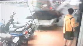 北市公車撞進騎樓，一名送貨員險被撞上。（圖／翻攝畫面）