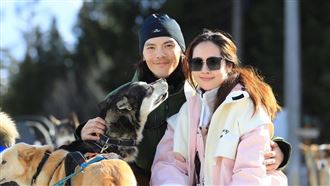 向佐「借向太女裝走紅毯」！前後大走光