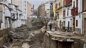 ▲西班牙瓦倫西亞發生數十年來最嚴重洪災，死亡人數從217人上修為218人。（圖／美聯社／達志影像）