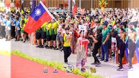 今年8月底國際實用射擊聯盟（IPSC）在印尼舉辦比賽，有中國小粉紅選手鬧事，試圖拆下台灣掛在現場的國旗，當時鬧事選手直接遭取消資格，未料如今卻接到IPSC消息，要求台灣想參賽只能使用中華台北。（圖／翻攝自陳信宏臉書）