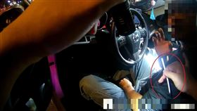 員警加油時機警發現路邊可疑車，主動盤查狠逮毒蟲。（圖／警方提供）