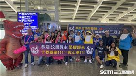 台灣海泳女子好手許汶而成功挑戰開放水域三冠王，成為台灣第一人，5日回國受到學員熱情接機。（圖／記者蔡厚瑄攝影）