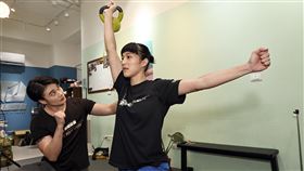 派敵健身負責人邱佩芬(左)指導台電女籃彭惠貞強化手臂力量。（圖／派敵健身提供）