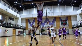 民生國小四大天王之一的34號莊子暘壓哨時演出灌籃。（圖／主辦單位提供）