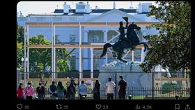 美國首府華盛頓特區趕在選舉日前，在白宮和副總統官邸外擴大封鎖區，特勤局人員也在四周加強維安，就怕選後因假訊息爆發暴力事件。（圖／翻攝自X）