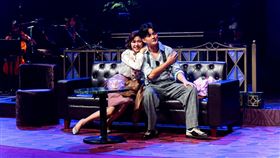 舞台設計重現條通日式酒店場景，觀眾彷彿置身五光十色的林森北路夜生活。左起為演員于子育、凱爾、許富凱。（圖／瘋戲樂工作室提供）