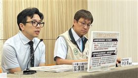 巫漢盟醫師（左）說明幼兒流感、新冠疫苗資訊。（圖／記者簡浩正攝影）