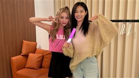 子瑜擁抱ELKIE為她開心。（圖／翻攝自chongtingyanelkie IG）