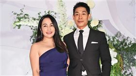 2年前，藍鈞天（右）與老婆陳羽柔（左）出席鑽石商Alex（吳國彰）與香蜜拉的世紀婚宴，當時他們看來恩愛如昔，如今被爆離婚倒數。